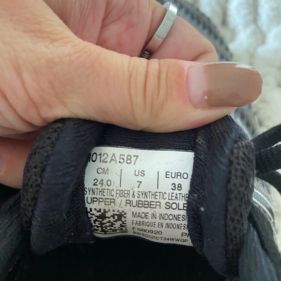 ASICS Women’s Gel Nimbus 22 Black and White Sneakers - Picture 8 of 9